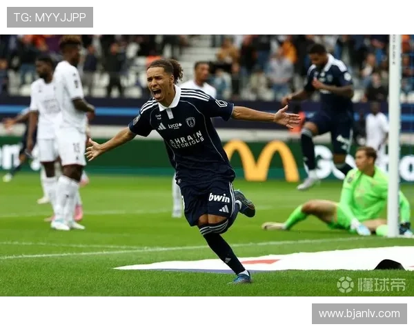 巴黎FC全新签约球员亮相并宣布目标:争取升入法甲顶级联赛 巴黎FC全新签约球员亮相并宣布目标:争取升入法甲顶级联赛