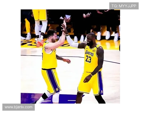 NBA新赛季揭幕战精彩回顾 詹姆斯领衔湖人迎战勇士激情对决 NBA新赛季揭幕战精彩回顾 詹姆斯领衔湖人迎战勇士激情对决